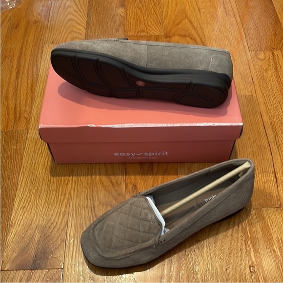 Easy Spirit Womens Loafers 7M Wynter
Medium Natural
Suede Leather Comfort - Picture 3 of 8